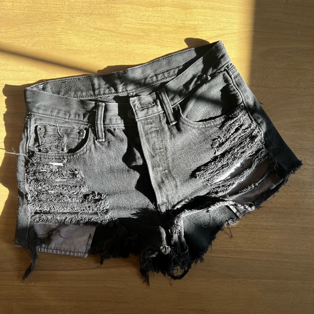 Levi’s distressed short